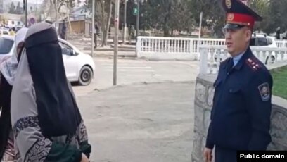 Өлеңдегі душтағы секс