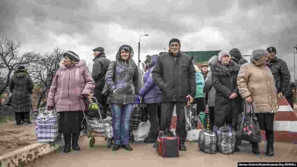Люди у черзі на КПП Станиця-Луганська, 18 березня 2016 року