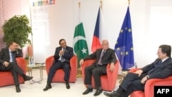 Pakistani President Asif Ali Zardari (second from left) with EU foreign policy chief Javier Solana (far left), Klaus, and Barroso at EU headquarters in Brussels on June 17.