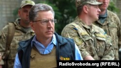 Курт Волкер (у цивільному) на Донбасі під час візиту до України 23 липня 2017 року
