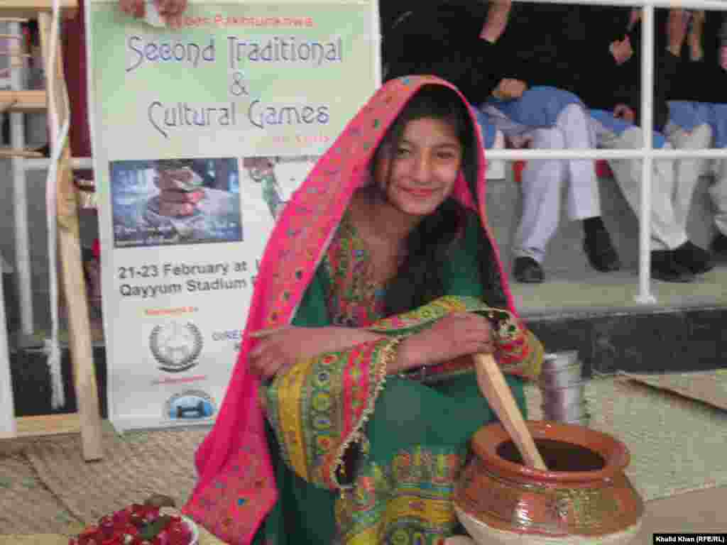 پښتني جامې راته ویاړ راکوي. د باچاخان ښوونځي یوه ماشومه