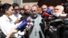 Mikael Ajapahian, șeful Episcopiei de Shirak a Bisericii Apostolice Armene, vorbește cu reporterii - 27 iunie 2025.