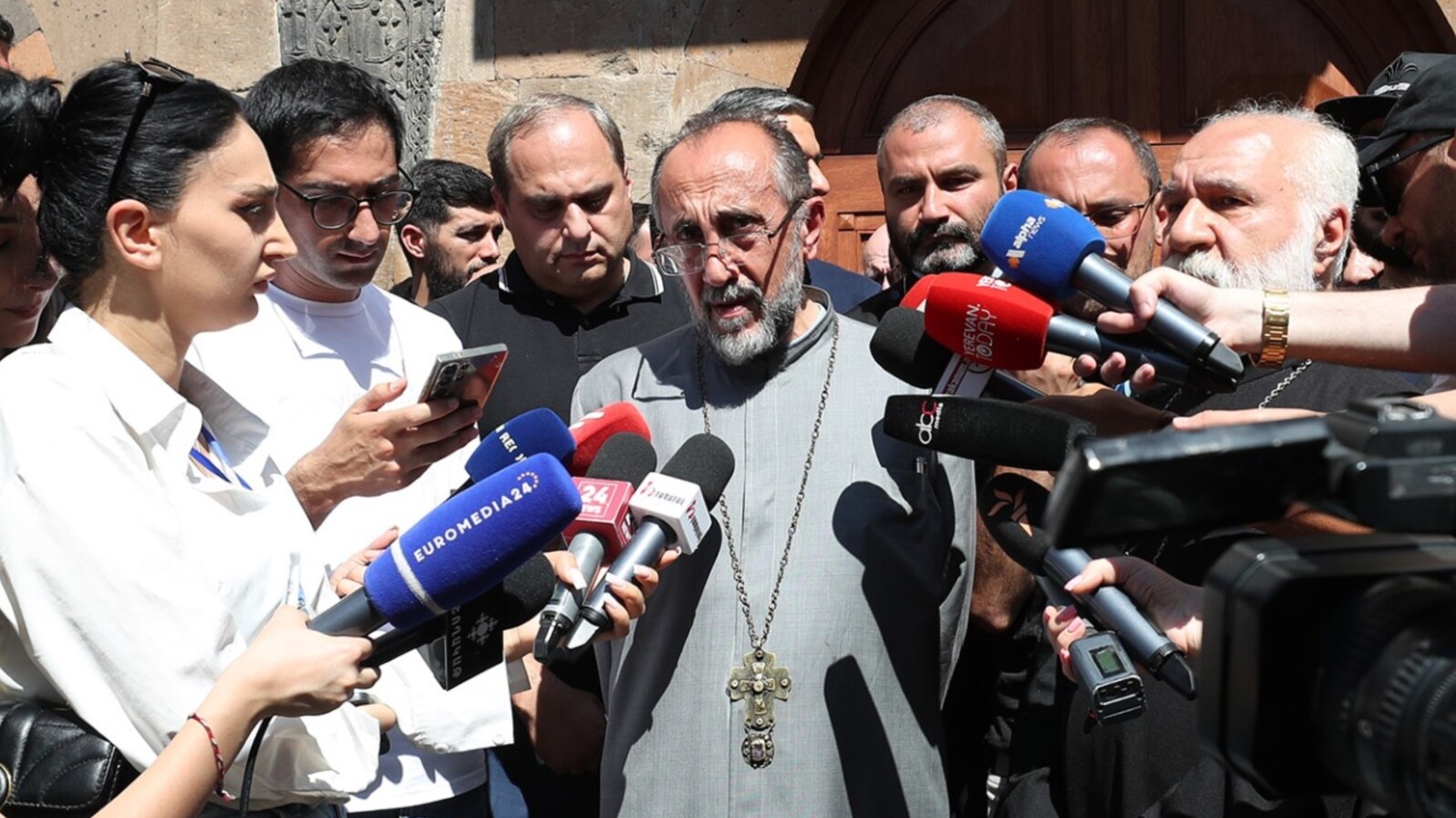 Mikael Ajapahian, șeful Episcopiei de Shirak a Bisericii Apostolice Armene, vorbește cu reporterii - 27 iunie 2025.