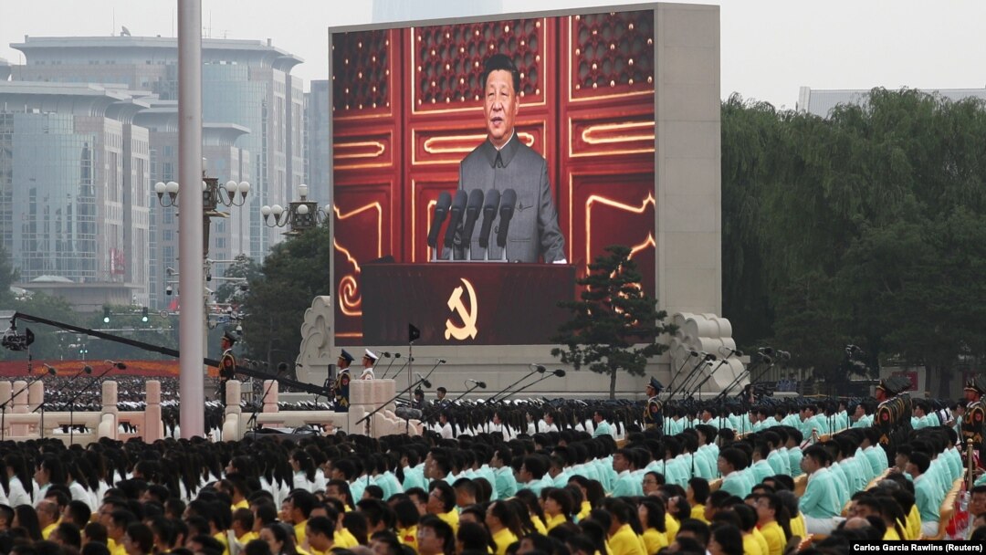 Samo socijalizam može da spasi Kinu, rekao je predsjednik Kine Si Đinping, dok su ga slušali okupljeni na trgu Tjenanmen u Pekingu, 1. jul 2021. 