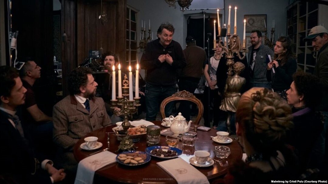 Cristi Puiu, în timpul filmărilor la Malmkrog, pelicula care i-a adus premiul pentru regie la secțiunea, Encounters, a Festivalului de la Berlin