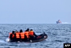 Barca de salvare din clasa Severn a Royal National Lifeboat Institution se îndreaptă spre migranții care călătoresc într-o barcă gonflabilă prin Canalul Mânecii, cu destinația Dover, pe coasta de sud a Angliei.