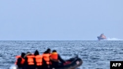 پناهجویان با قایق‌های ناامن از کانال مانش عبور می‌کنند