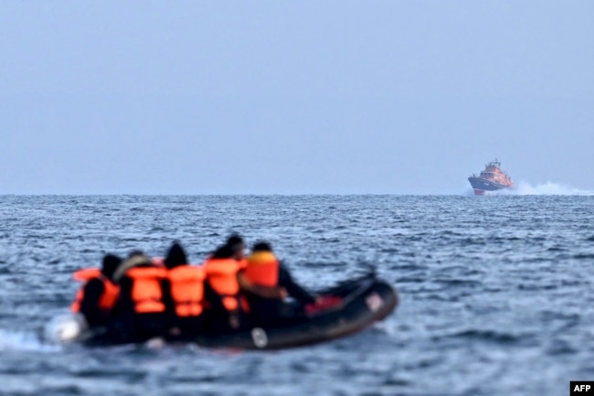 Barca de salvare din clasa Severn a Royal National Lifeboat Institution se îndreaptă spre migranții care călătoresc într-o barcă gonflabilă prin Canalul Mânecii, cu destinația Dover, pe coasta de sud a Angliei.