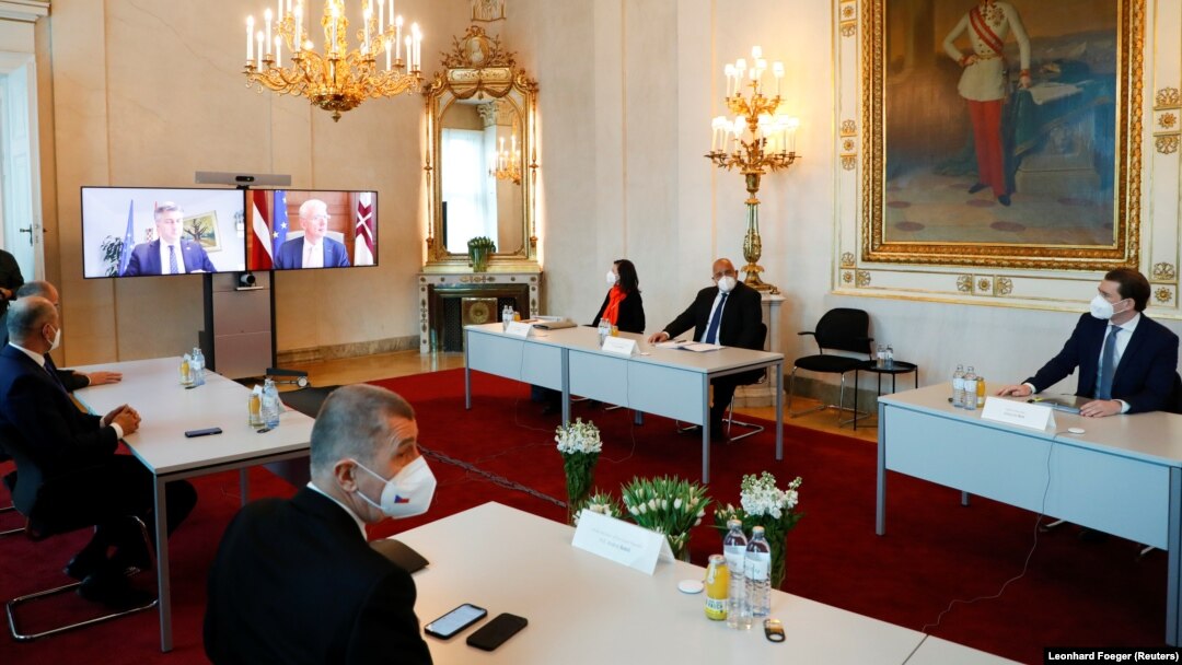 S desna na levo - Sebastijan Kurc, Bojko Borisov, Andrej Babiš i Janez Janša čekaju početak sastanka sa Andrejom Plenkovićem i Krisjanisom Karinsom koji su se uključili putem video linka, Beč, 16. mart 2021. 