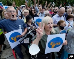 Protestatarii spun că puterea urmărește distrugerea libertății presei în Polonia. Varșovia, 10 august 2021.