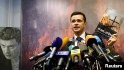 Opposition aktiwist Ilýa Ýaşin Nemtsowyň hasabatyny köpçülige hödürleýär, Moskwa, 12-nji maý, 2015. 