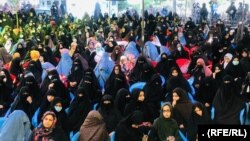 شماری از شهروندان هرات در یک گردهمایی از حکومت افغانستان و گروه طالبان خواسته اند که آتش بس اعلام کنند.