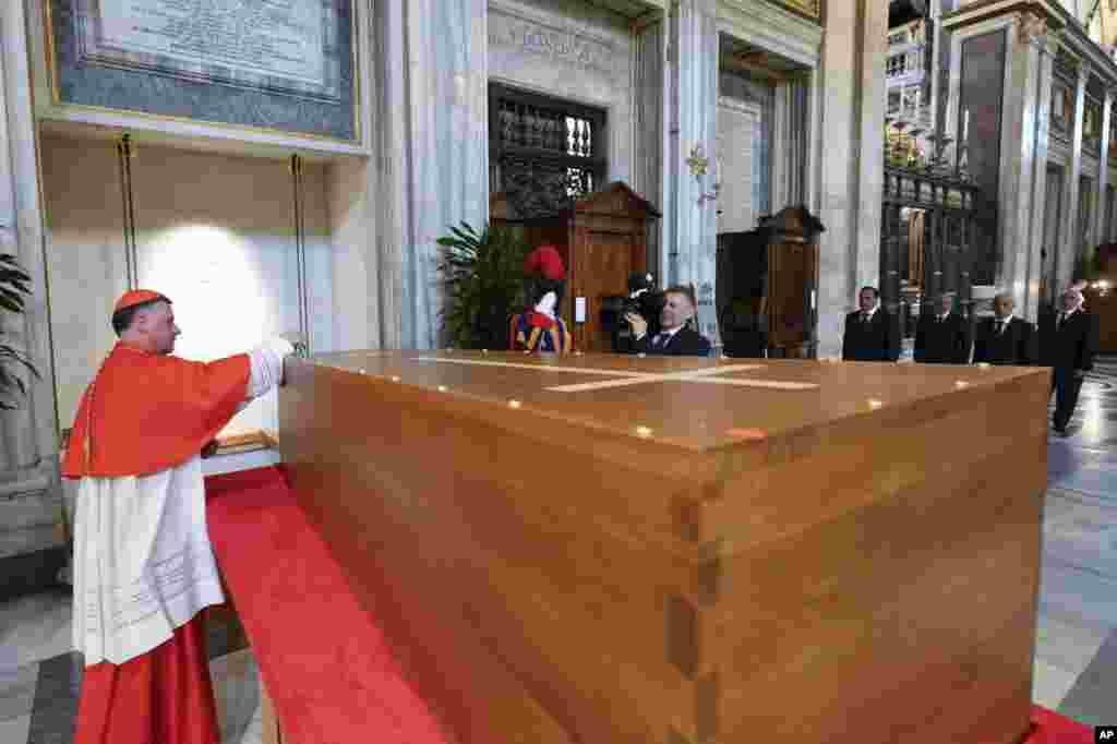 Kryeprifti kardinal i Bazilikës Romake të Shën Marisë së Madhe, Rolandas Makrikas, vendos vulë mbi arkivolin që mban trupin e ndjerë të Papa Françeskut, gjatë ceremonisë së varrimit në Bazilikën e Shën Marisë së Madhe në Romë.