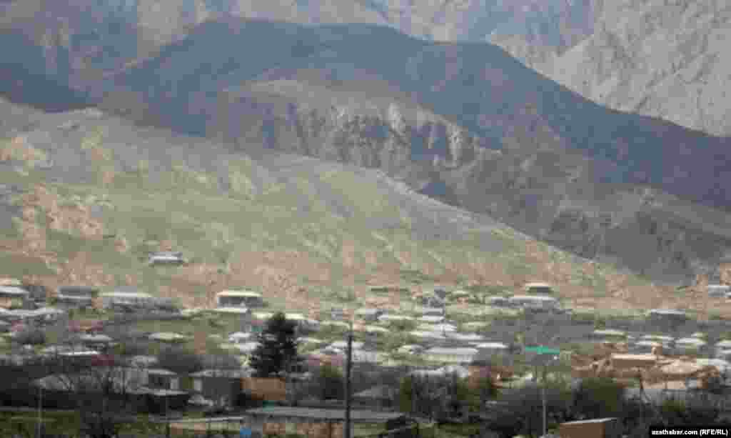 Ar&ccedil;man stansi&yacute;asyndan 25 kilometr uzaklykdaky Garry Nohur obasy deňiz derejesinden 1300 metr belentlikde &yacute;erleş&yacute;&auml;r.