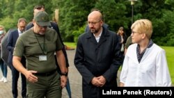 Președintele Consiliului European, Charles Michel (centru) a mers la granița cu Belarus împreună cu premierul Lituaniei, Ingrida Šimonytė (dreapta). 6 iulie 2021