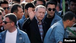 Президент Турции Реджеп Эрдоган на похоронах погибших при неудавшейся попытке переворота 