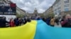 У Празі на акції протесту проти впливу Росії розгорнули прапор України – відео