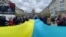 У Празі на акції протесту проти впливу Росії розгорнули прапор України – відео
