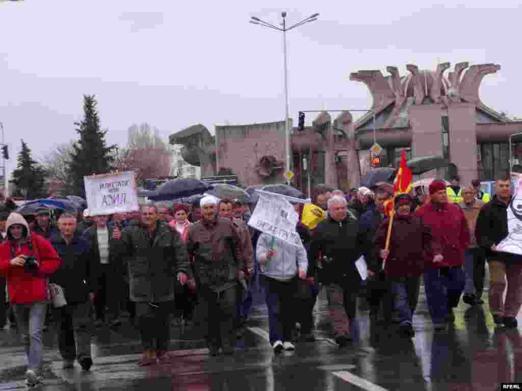 Стечајците пристигнуваат на протест пред Владата