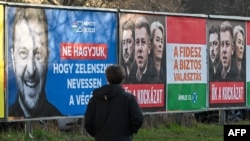 Panourile electorale ale Fideszului lui Orban sunt pline de personaje străine ponegrite în fel și chip, în frunte cu președintele ucrainean Volodimr Zelenski și președinta Comisiei Europene, Ursula von der Leyen. Lângă ei - liderul opoziției, Peter Magyar.