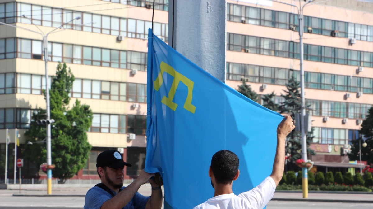 У центрі Запоріжжя на знак солідарності з кримськими татарами підняли їхній прапор - Vimarsana News
