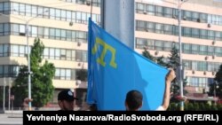 Акція з підняття кримськотатарського прапору на центральному флагшткові Запоріжжя відбувається п’ятий рік поспіль