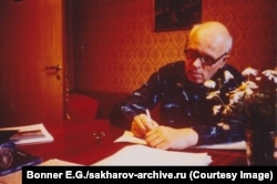 Saharov radi u svom stanu u Gorkom. Puno vremena je proveo u egzilu pišući svoje memoare, koje je dovršio uprkos činjenici da mu je KGB više puta oduzimao rukopise.