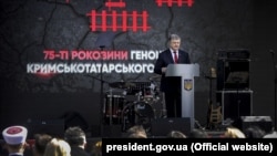 Петро Порошенко під час відзначення Дня пам'яті жертв геноциду кримськотатарського народу. Київ, 18 травня 2019 року 