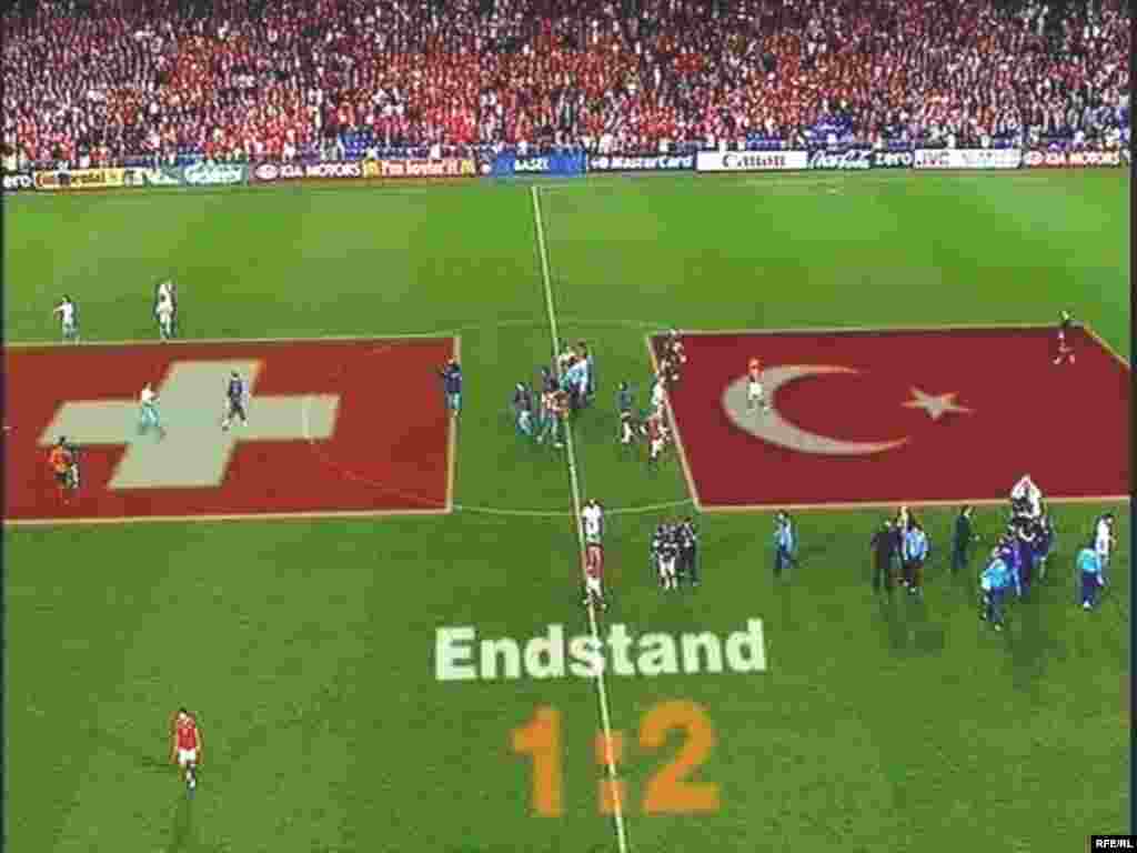 Avropa Çempionatının növbəti oyununda Türkiyə İsveçrəni 2-1 hesabıyla məğlub etdi - Beləliklə, Avropa Çempionatındakı ikinci oyununu qələbə ilə başa vuran Türkiyə millisi ilk 3 xalını qazanıb. Türkiyə yığmasının növbəti mərhələyə çıxmaq şansı var. Bu qrupdan növbəti mərhələyə çıxacaq komandalar növbəti turda müəyyənləşəcək. A qrupunun lideri Portuqaliya millisidir. Onun 6 xalı var. Çexiya və Türkiyə yığmaları 3, İsveçrə millisi isə 1 xal qazana bilib. Türklər növbəti oyunu Çexiya yığmasına qarşı keçirəcək.