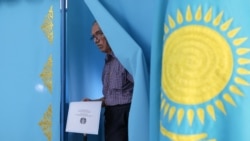Құрылтай сайлауға дауыс беріп жатқан сайлаушы. Алматы, 23 тамыз, 2026 жыл.