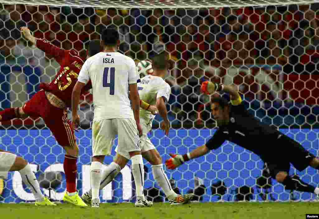 Müdafiəçi Sergio Ramos-in Çilinin qapısına zərbəsi dəqiq alınmır.