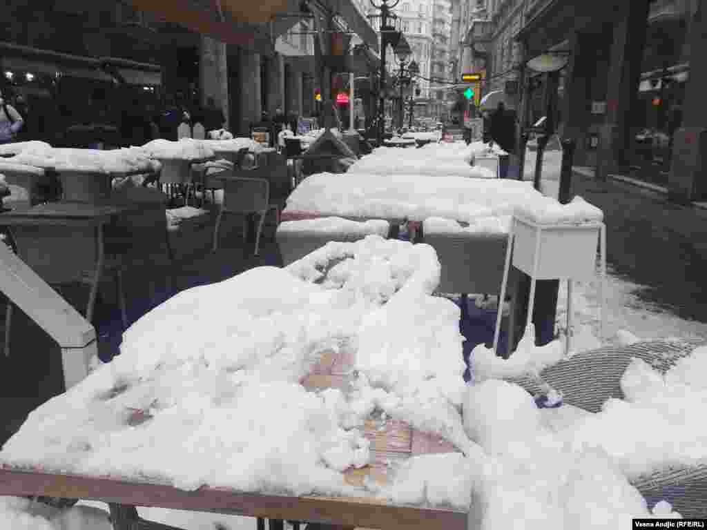 Bašte kafića u Knez Mihajlovoj čekaju lepše vreme