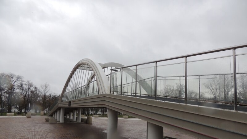 По копии Керченского моста в крымском парке расползаются трещины (+фото)