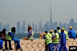 Muncitori în Dubai, 11 martie 2026.