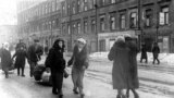 Уличная сцена в блокадном Ленинграде
