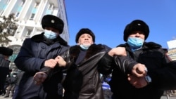 "Назарбаев билігі кетсін!" Алматыда полиция сайлауға наразыларды күштеп ұстады
