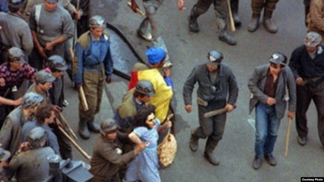 Mineriada din 13-15 iunie 1990 este o pagină violentă din istoria recentă a țării. Ion Iliescu, liderul FSN, abia ales președinte al României, a cerut minerilor să oprească protestul din Piața Universității, cel care pleda pentru democrație occidentală, nu reforme à la Moscova. 