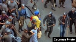 Mineriada din 13-15 iunie 1990 este o pagină violentă din istoria recentă a țării. Ion Iliescu, liderul FSN, abia ales președinte al României, a cerut minerilor să oprească protestul din Piața Universității, cel care pleda pentru democrație occidentală, nu reforme à la Moscova. 