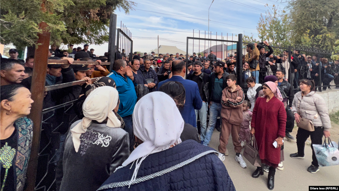 Аққұба студент саябақта әтеш сорады (Русский порно) Сантехник құбырды жөндеуге келіп, онымен жыныстық қатынасқа түскен.