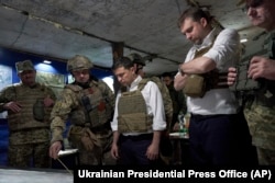 Президент України Володимир Зеленський під час відвідин прифронтових позицій в Донецькій області, 14 жовтня 2019 року