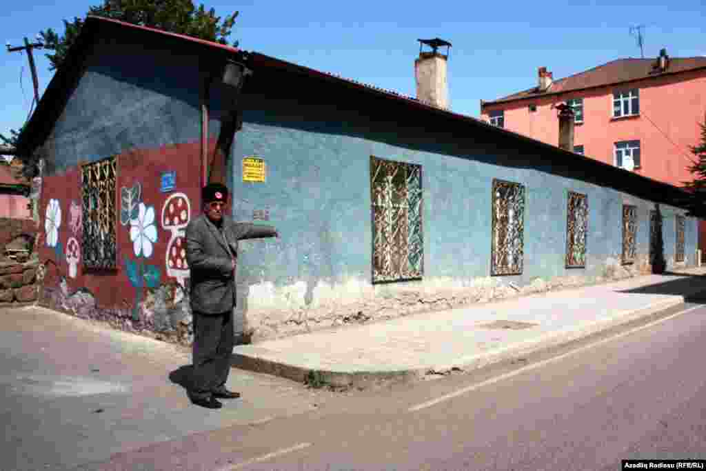 Amma Sarıqamışın -40 soyuğuna əsgərlər cəmi 15 saat tab gətirə bilmiş və bəzi məlumatlara görə 60, bəzilərinə görə isə 90 min türk əsgəri güllə atmadan donaraq həlak olmuşlar. Həmin hadisə Osmanlı və Türkiyə tarixində "Sarıqamış Faciəsi" kimi xatırlanır.