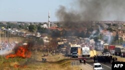 Türkiýede protestçiler polisiýa bilen çaknyşýar. 5-nji awgust, 2013 ý.