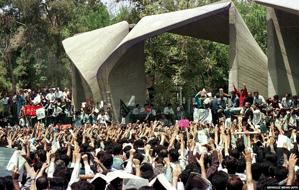 تجمع دانشجویان معترض مقابل دانشگاه تهران در ۱۹ تیرماه ۷۸