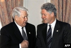 АҚШ президенти Билл Клинтон (ўнгда) ва Россия президенти Борис Елцин