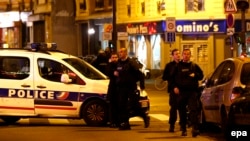 Фарнцузские полицейские патрулируют Париж. 13 ноября 2015 года. 