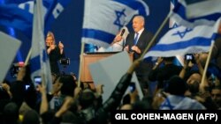 Израилдин премьер-министри Биньямин Нетаньяху аялы Сара менен шайлоо өнөктүгүндө, 3-март, 2002