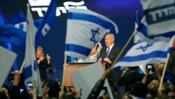 Прем'єр-міністр Ізраїлю Біньямін Нетаньягу та його дружина Сара звертаються до прихильників у штаб-квартирі партії «Лікуд», Тель-Авів, 3 травня 2020 року
