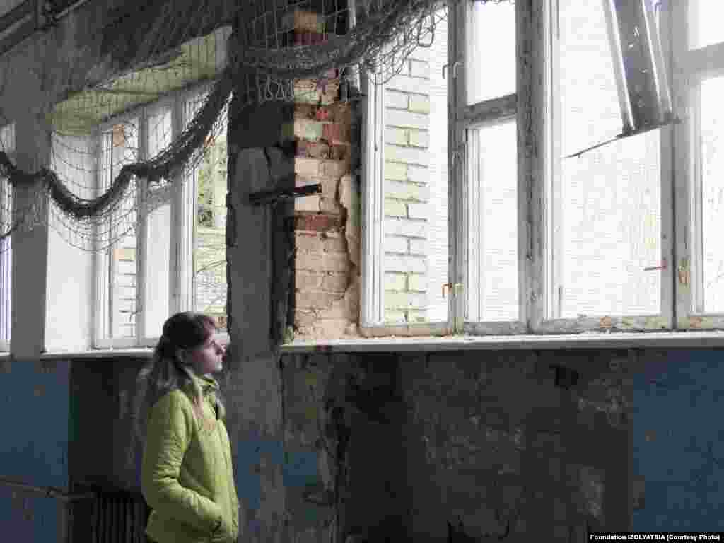 Молодые фотографы живут в Марьинке и в соседней Красногоровке. За последние три года оба города неоднократно попадали под обстрел 