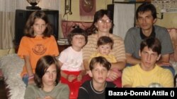 A 8-tagú Bazsó-Dombi család az egyházi lakás kiutalásakor Forrás: Bazsó-Dombi családi gyűjteményéből