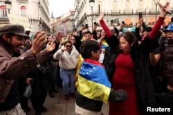 Вэнэсуэльцы радуюцца навіне аб затрыманьні Нікаляса Мадуры ў Мадрыдзе (Гішпанія), 3 студзеня
